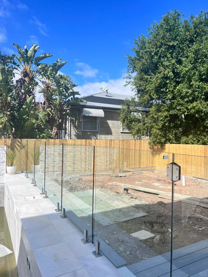 Black Rothnow Glass Railing RNGR03 spigot style with clear glass panels, customized size for modern balcony safety and aesthetic.