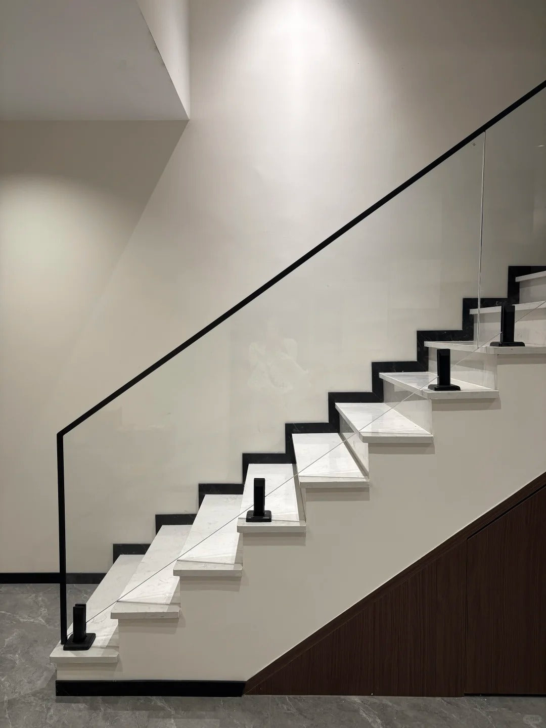 Black Rothnow Glass Railing RNGR04 spigot-style safety railing with clear glass panels for modern balcony or deck installation.