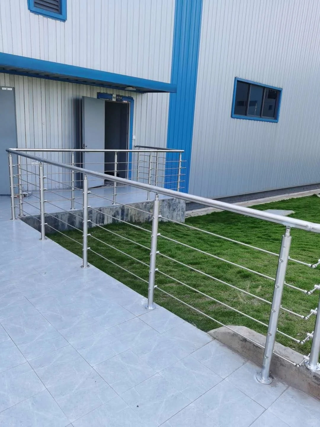 Black Rothnow® Rod Bar Railing RNRR05 for staircase, showcasing durable metal railing with sleek design for home or commercial stairs.