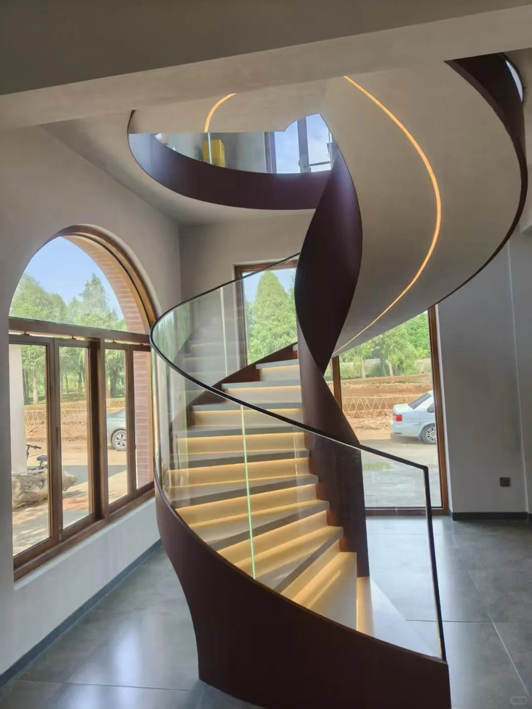 Black Rothnow Spiral Staircase RNSS05 art-style, custom-sized indoor staircase with elegant metal design and spiral structure.