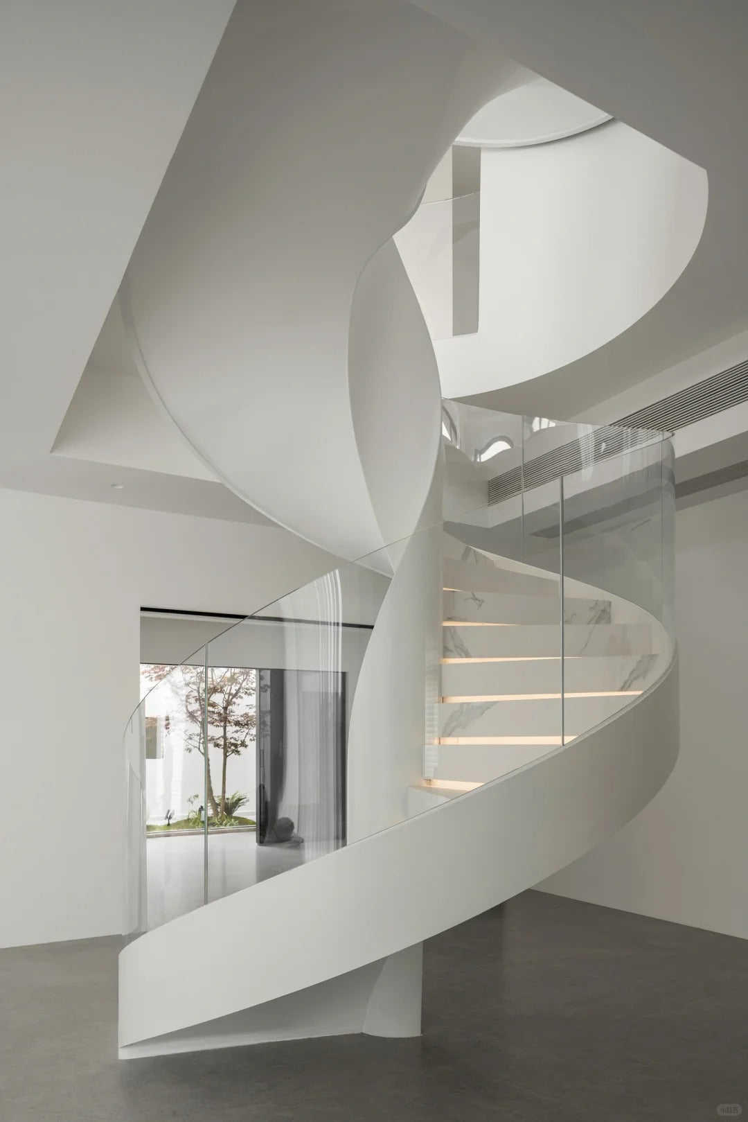Black Rothnow Spiral Staircase RNSS06 art-style staircase with custom size, featuring elegant metal design and central support pole.