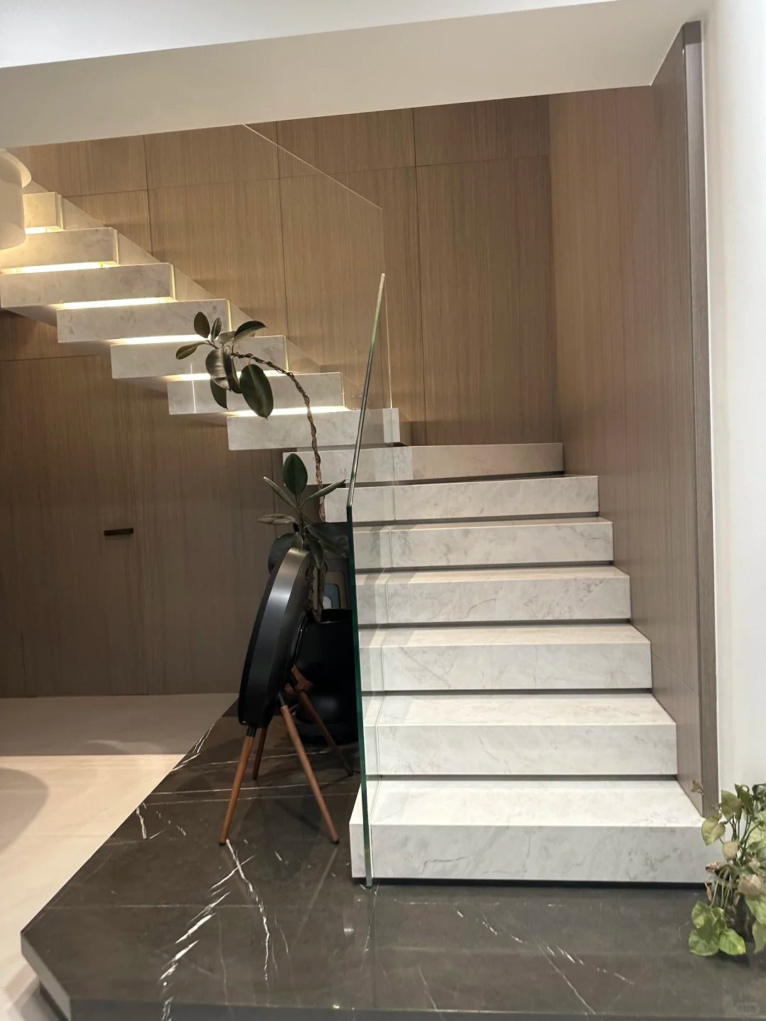 Black Rothnow® Straight Staircase RNSS06 in stone finish, showcasing a sleek, modern staircase with clean lines and sturdy design.