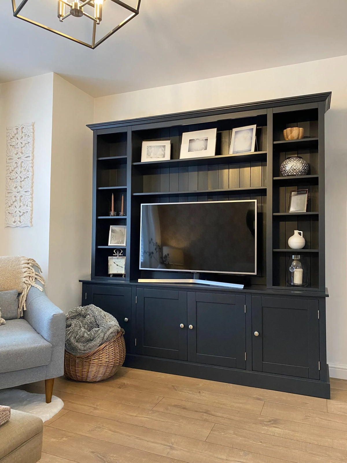 Black Rothnow TV stand RNTC06 TV cabinet with customizable size, featuring a sleek design and sturdy construction.