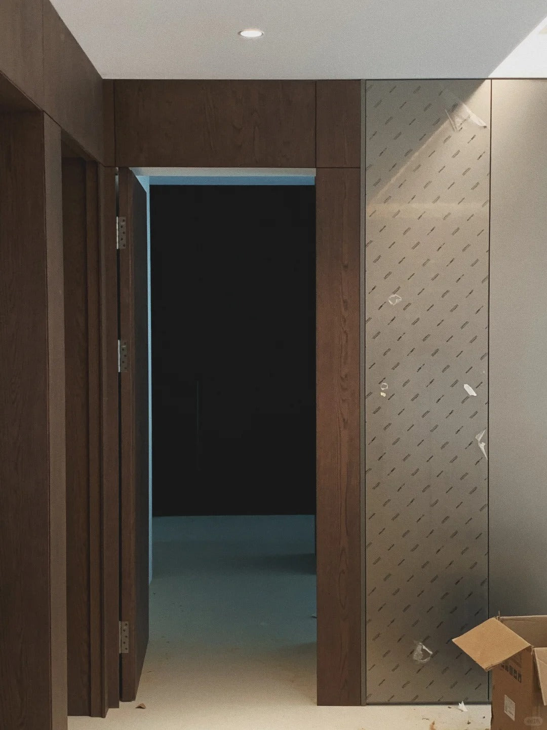 Rothnow Wall Panel RNCB01 from the Carbon Crystal Board Wood Grain Series, black textured wood grain wall panel for interior decor.