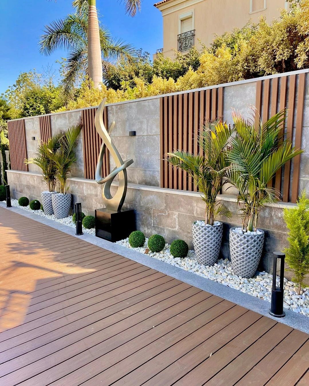 Rothnow wall panel in black with a Great Wall shape, used as wall cladding for modern interior or exterior design.