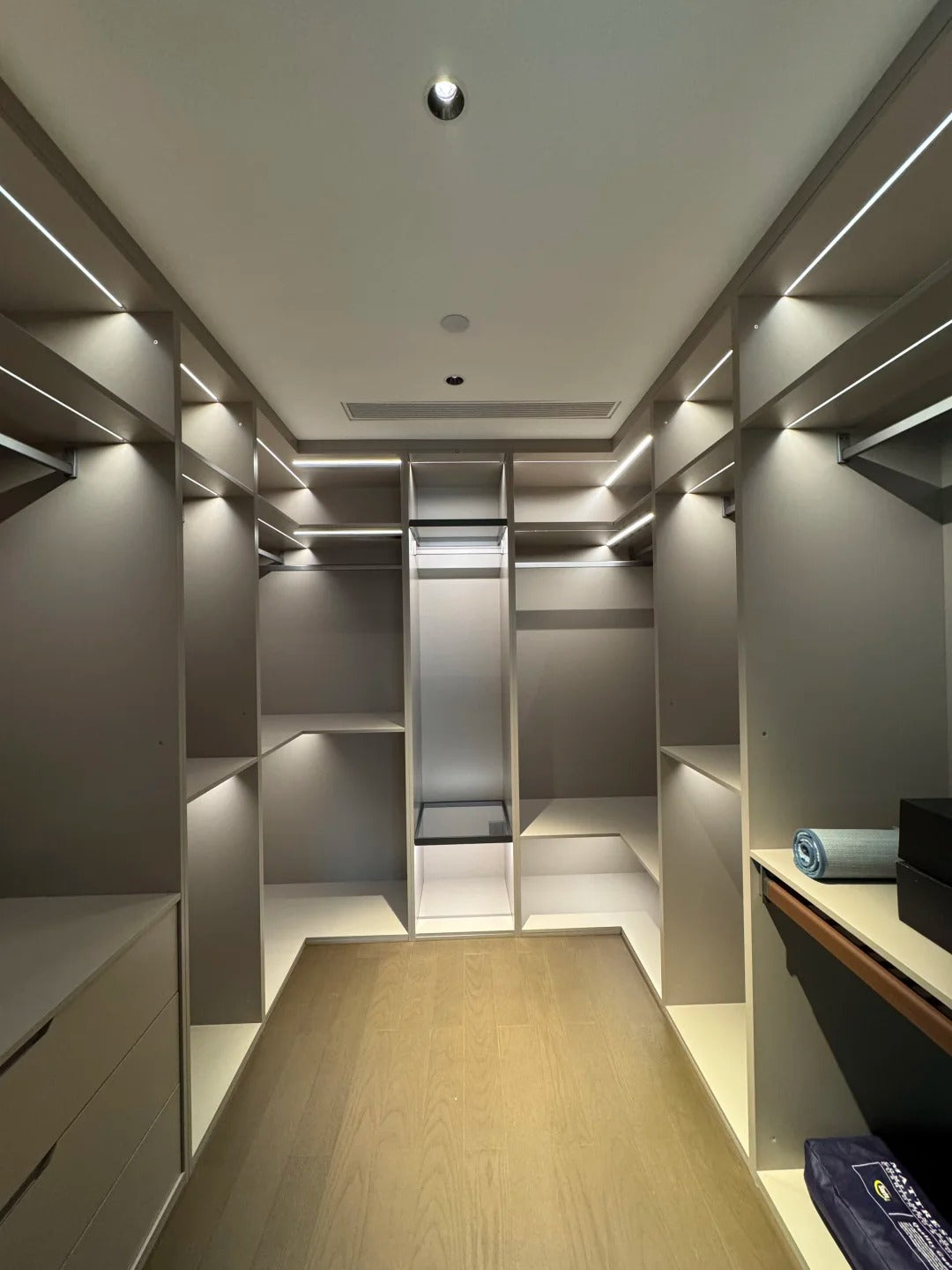 Black Rothnow Wardrobe-RNW11-WIC custom-sized wardrobe with a secure护栏, designed for modern storage solutions.