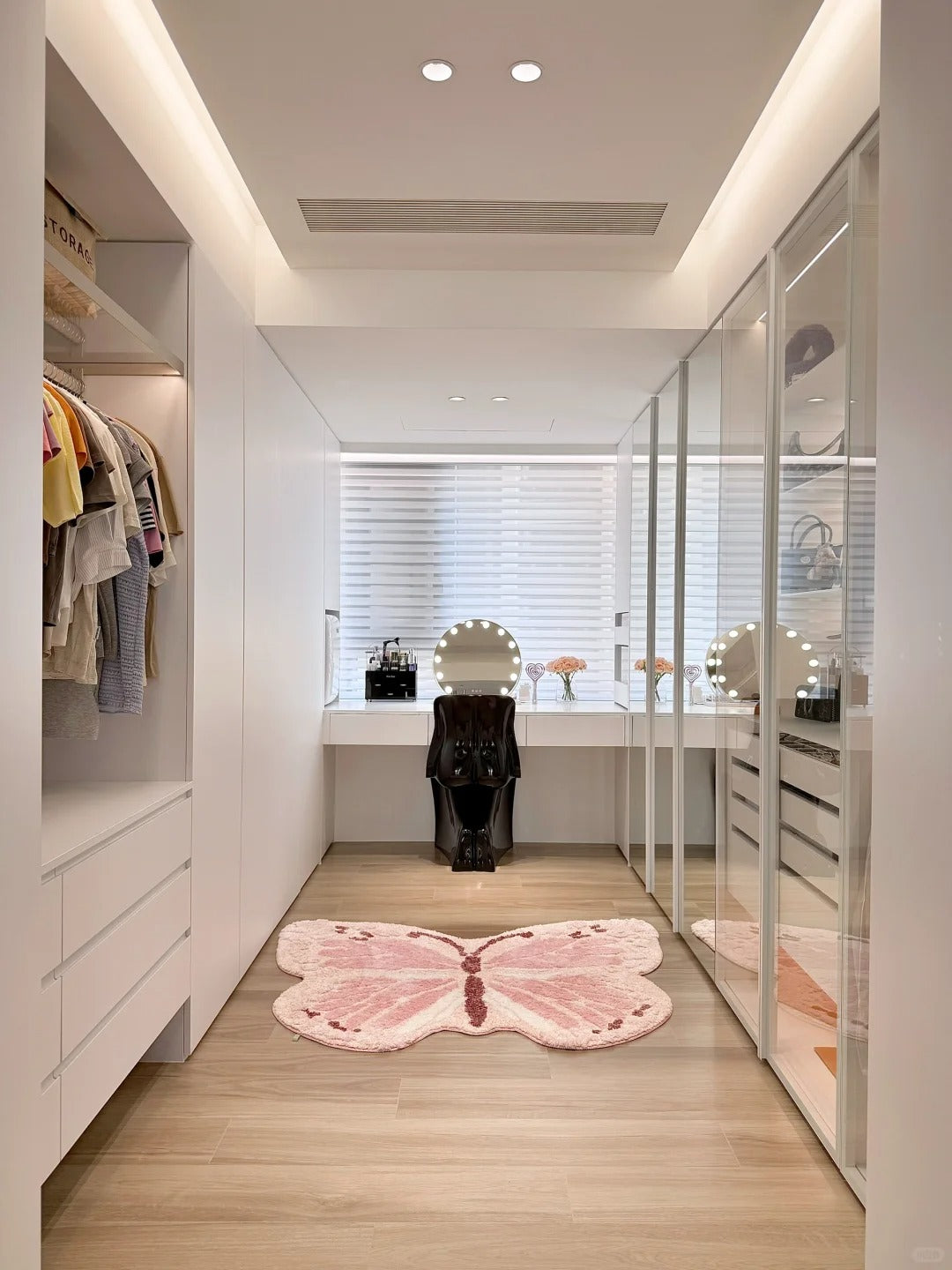 Black Rothnow Wardrobe-RNW12-WIC with customized size, featuring a sturdy railing for wardrobe organization and safety.