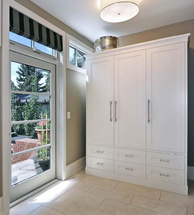 Black Rothnow Wardrobe RNWC02 swing door closet with customizable size and secure护栏 for organized storage.