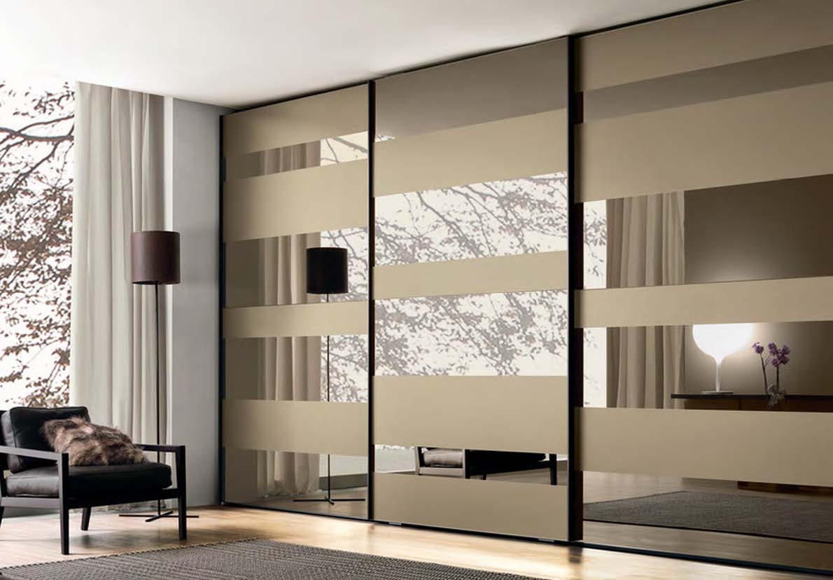 Black Rothnow Wardrobe RNWC04 sliding door closet with customized size, featuring sleek design and sturdy护栏 for bedroom storage.