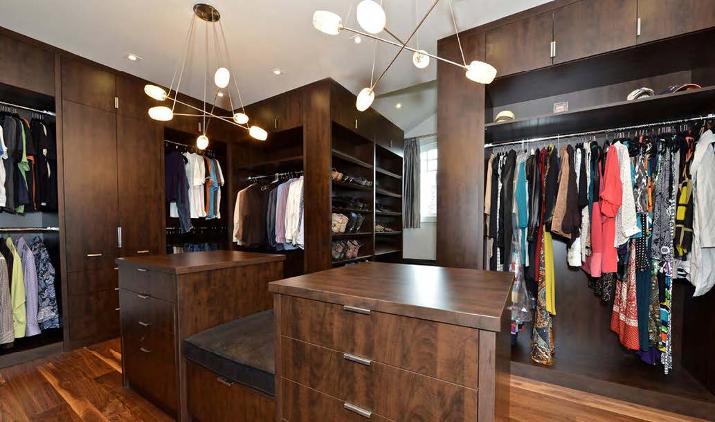 Black Rothnow Wardrobe RNWC09 walk-in closet with customizable size and protective railing for organized storage.