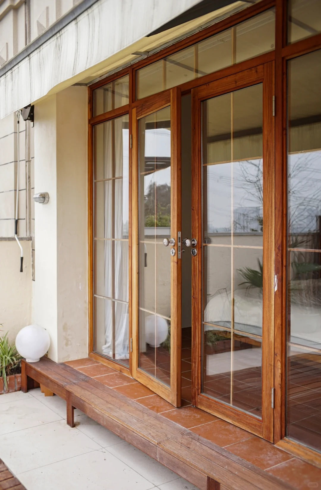 Rothnow® wooden casement window with black finish, customized size, featuring clear glass and wooden frame for natural light.