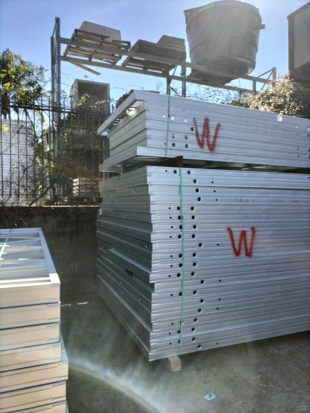 Rothnow® Steel Structure Villa RNLV05, modern steel house with sleek design and large windows, under construction.