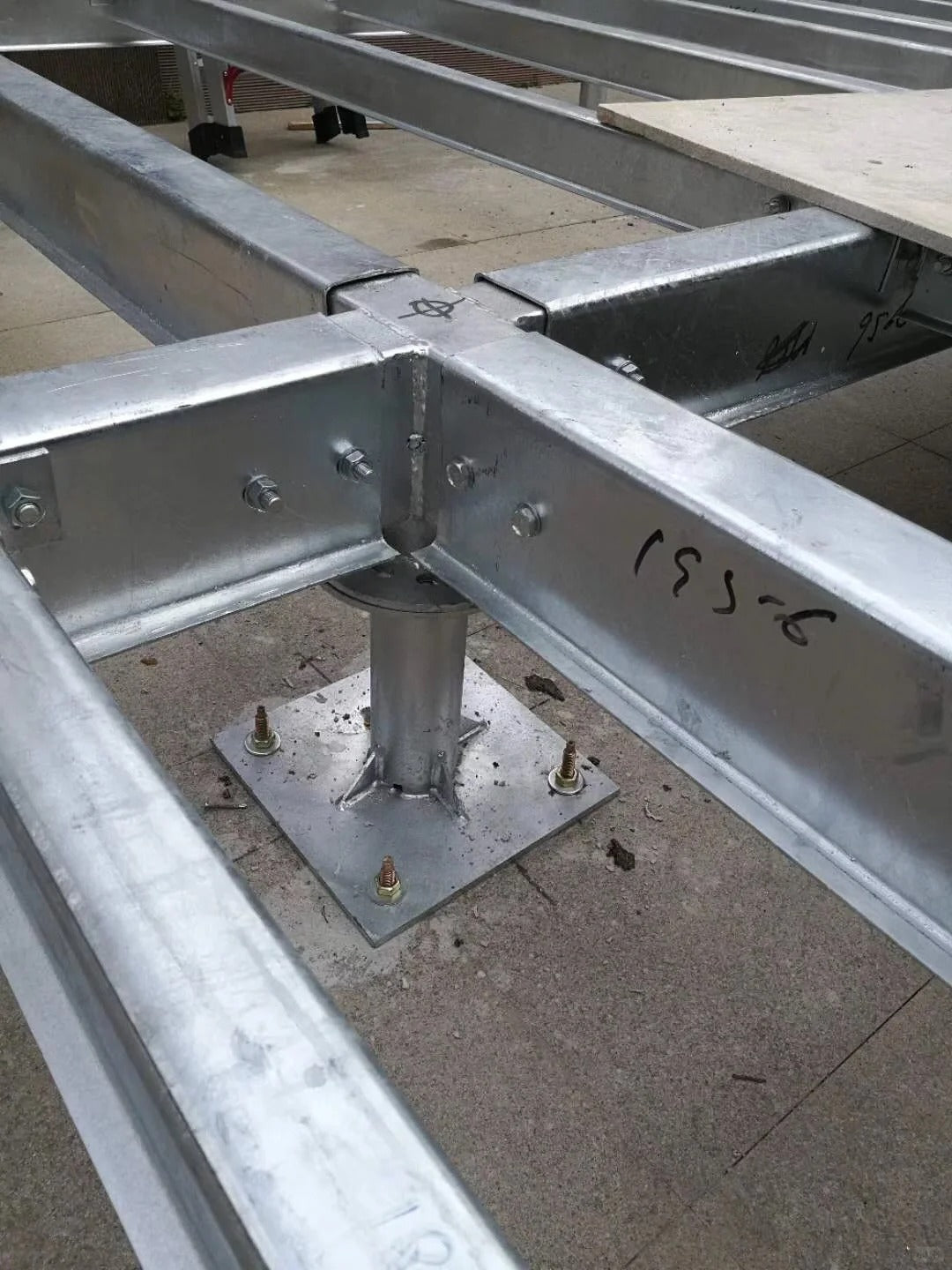 Rothnow® Steel Structure Villa RNLV06 with heavy steel framework, showcasing customized size and robust construction for architectural design.