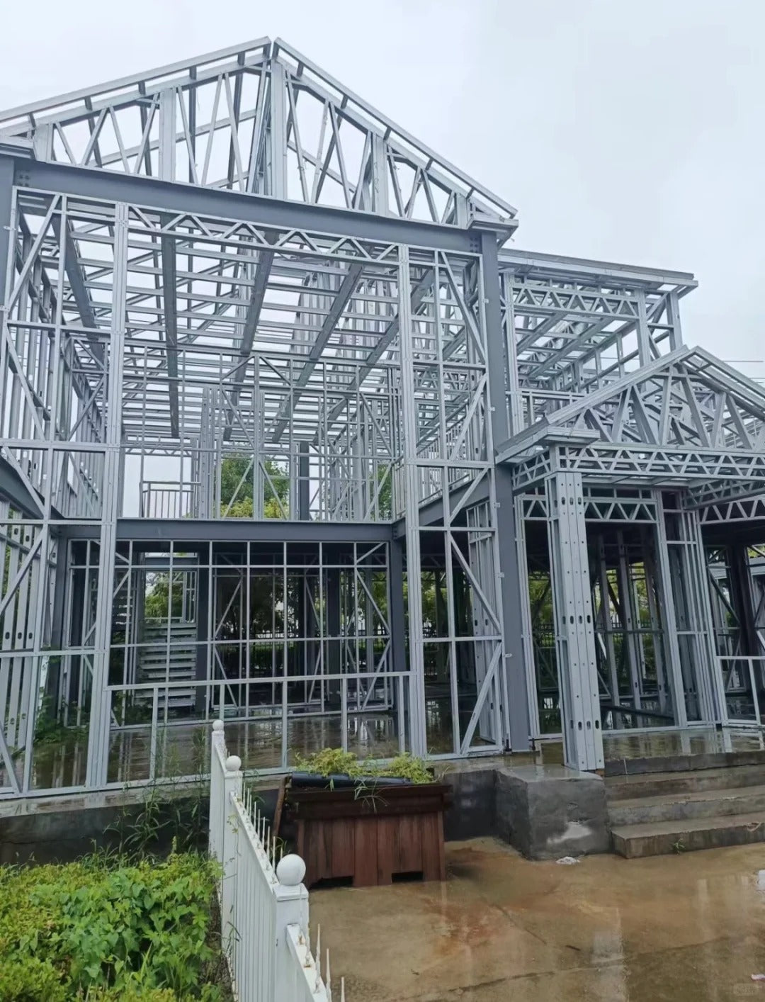 Rothnow Steel Structure Villa RNLV06, heavy steel building with customized size, showcasing modern architectural design.