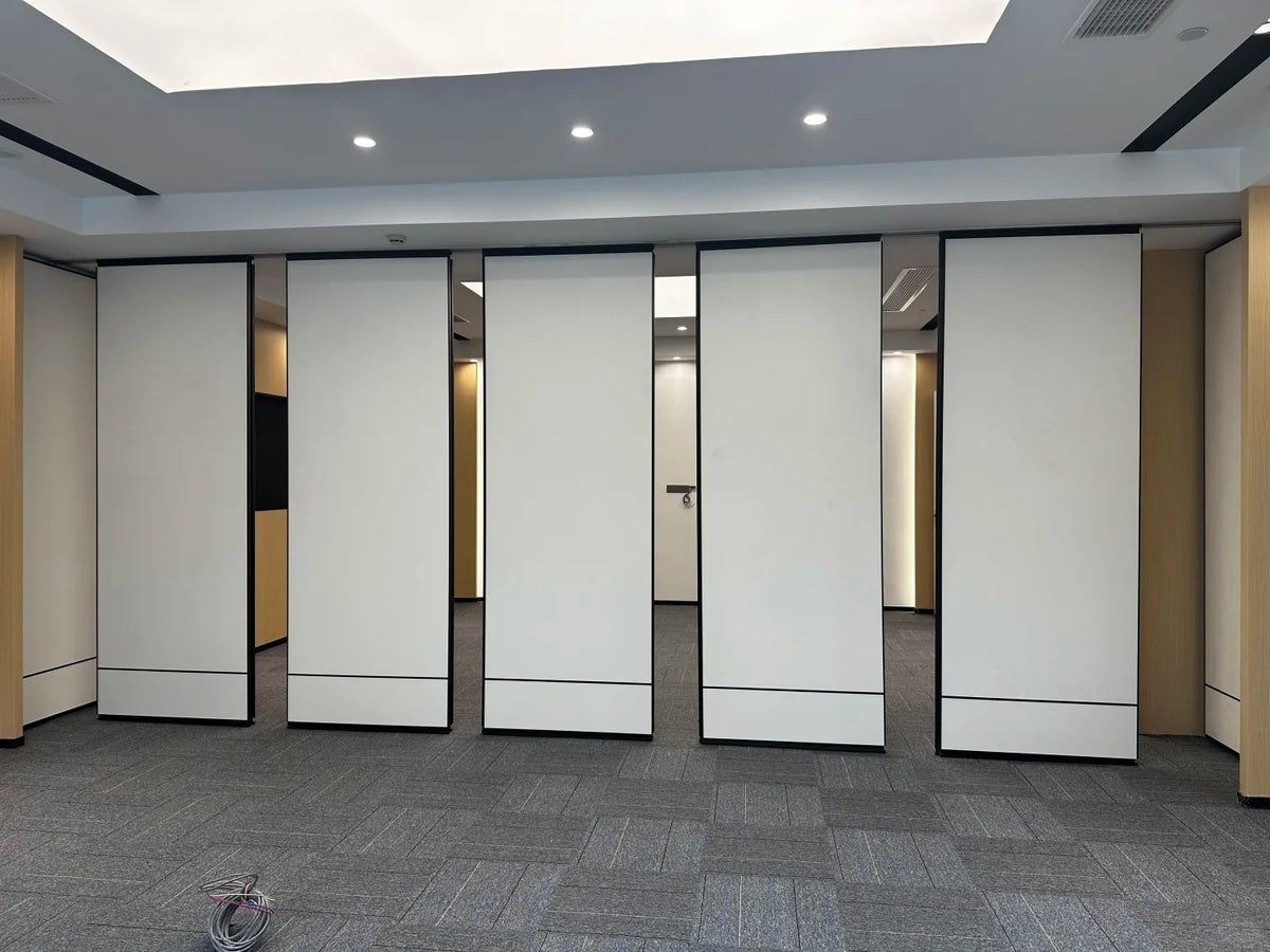 White Rothnow Movable Partition RNMP04 used as a meeting room divider, showcasing customizable size and sleek design.