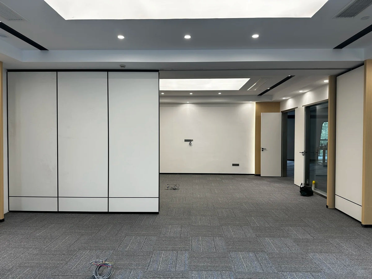 White Rothnow® movable partition for meeting rooms, customizable size, used as a flexible room divider or隔断.